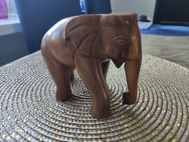 Słoń drewniany rzeźba figurka