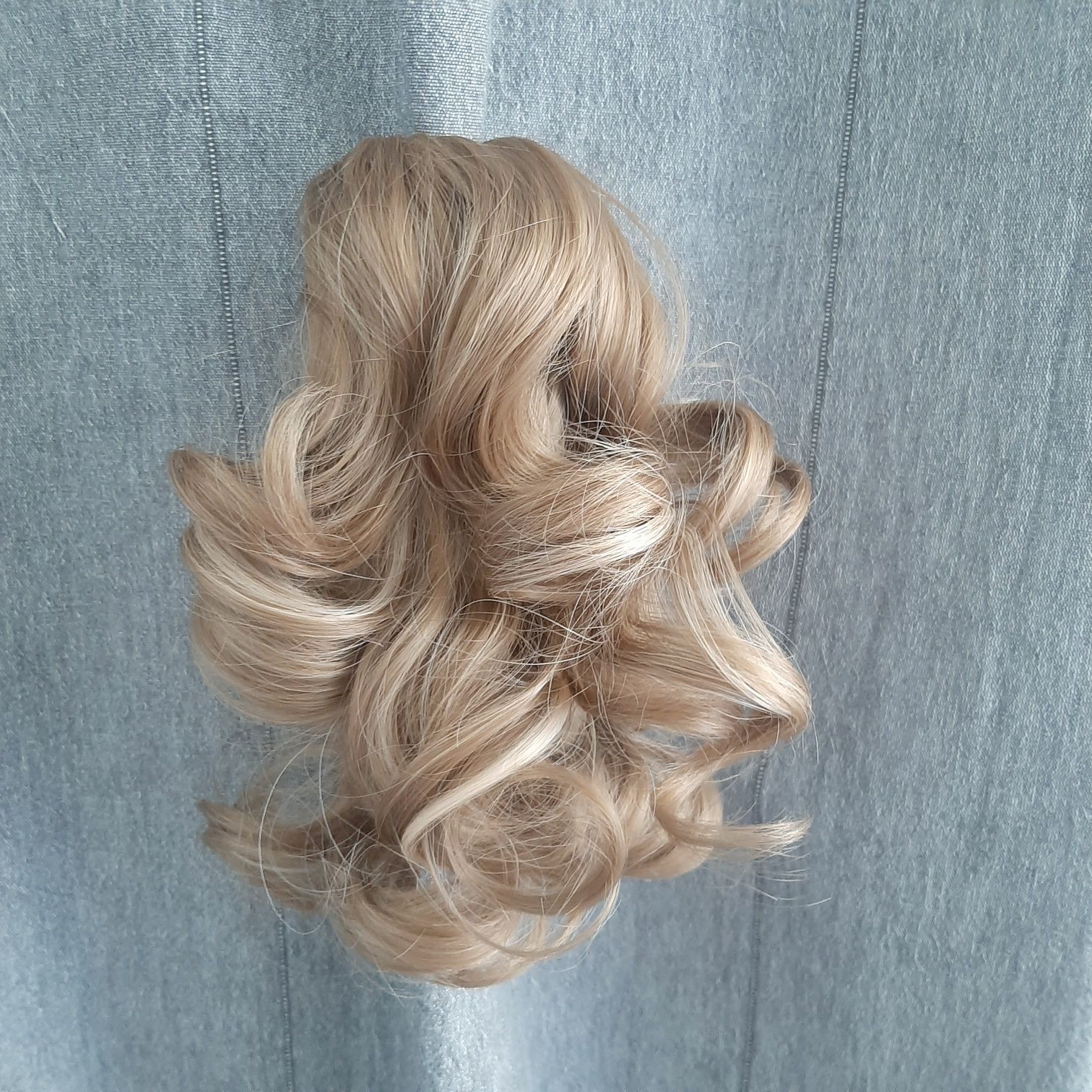 Doczepiany kucyk na klamrze Reecho blond z pasemkami