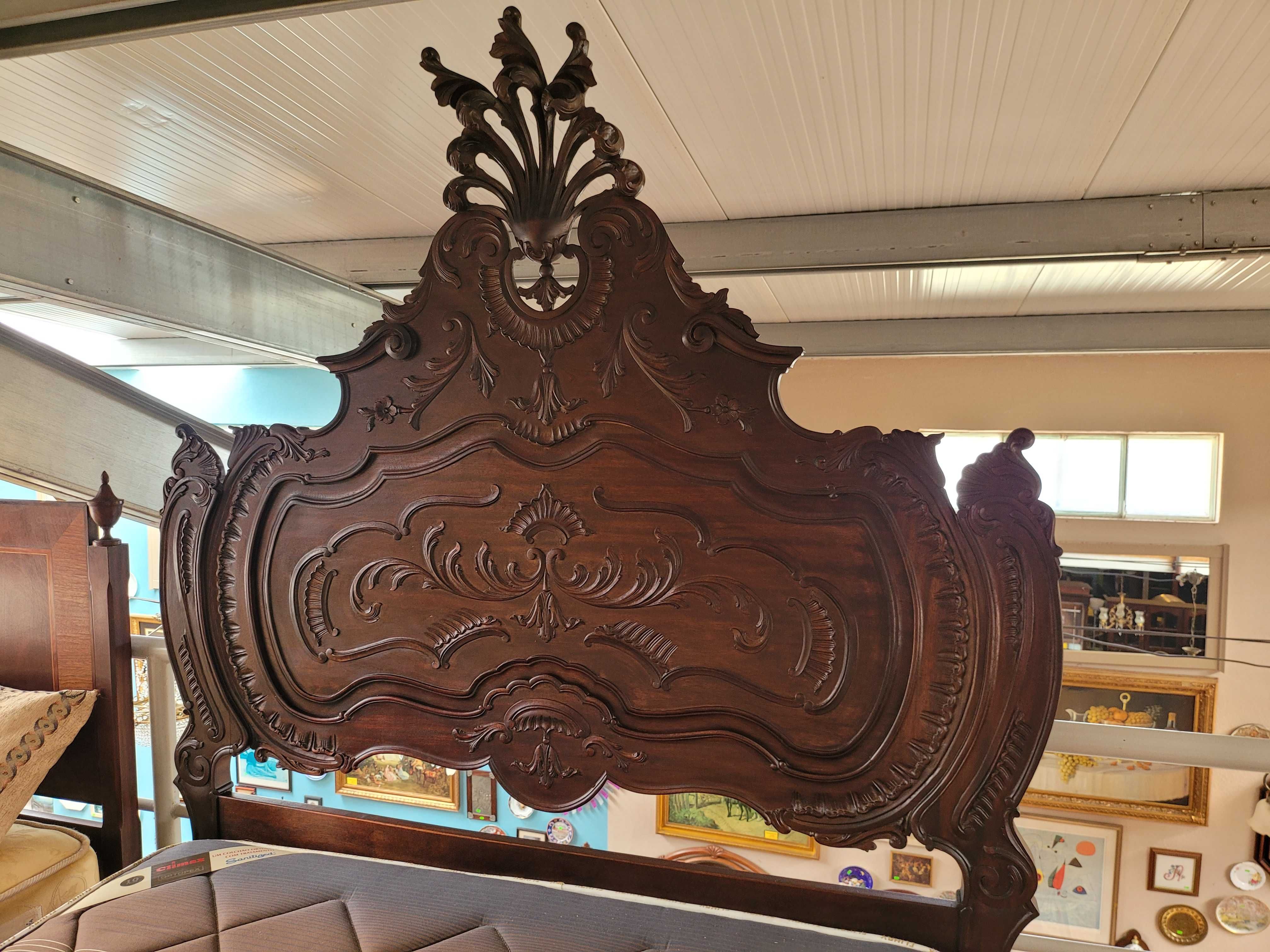 Cama antiga em madeira maciça com estrado e colchão