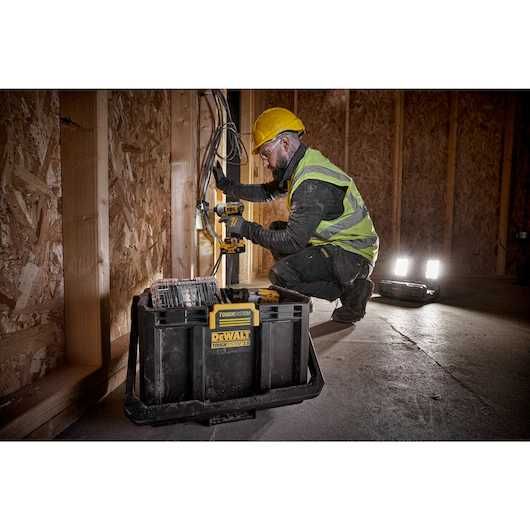 DeWALT DWST08060 акумуляторний ліхтар з ящиком 20V MAX з США ОРИГІНАЛ