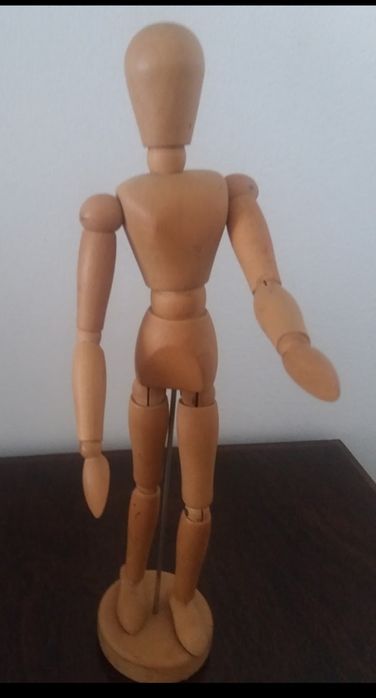 Boneco articuládo em madeira