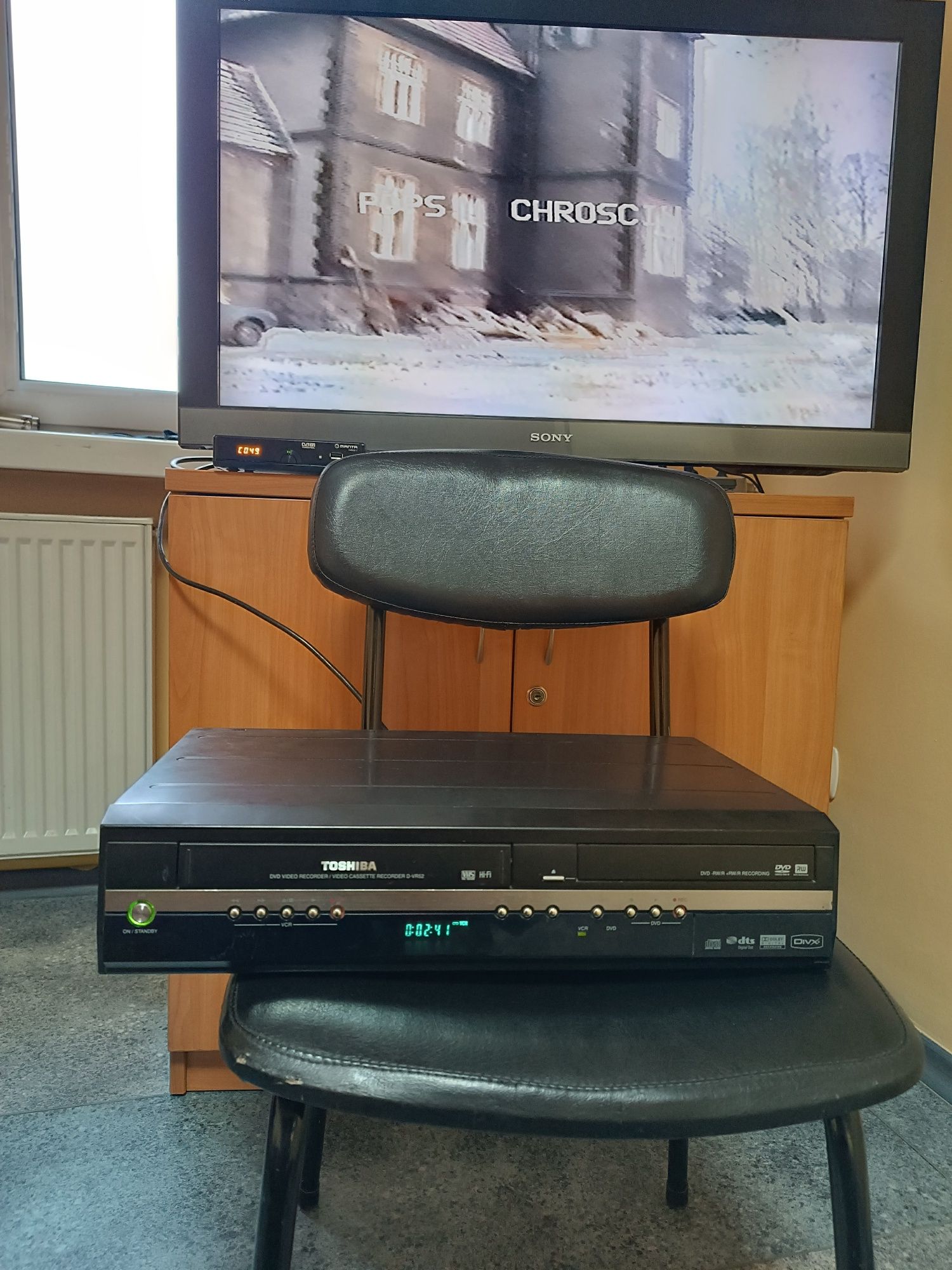 Toshiba D-VR50 VHS / DVD Magnetowid / Nagrywarka .

Widoczny na zdjęci