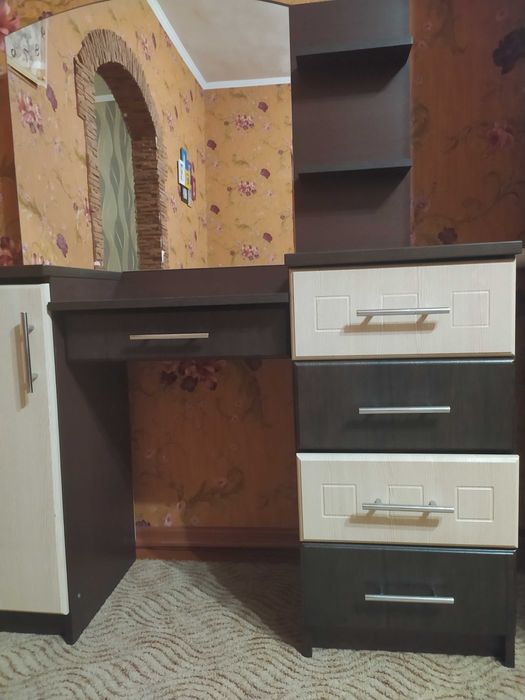 Туалетний столик, трюмо