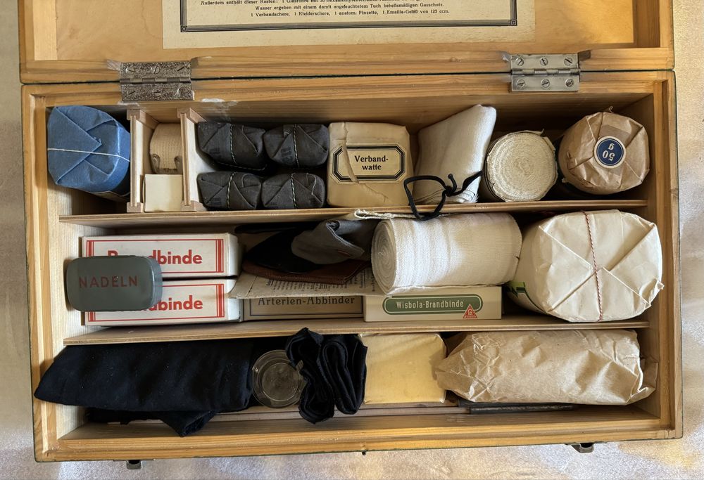 Kompletna, w pięknym stanie apteczka niemiecka z okresu przedwojennego