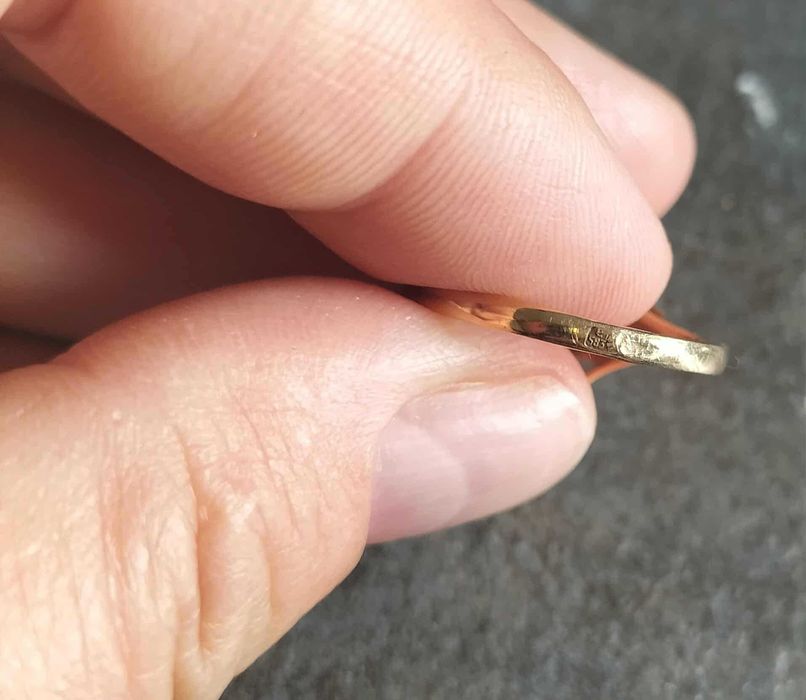Pierścionek złoty z naturalnym brylantem 1ct