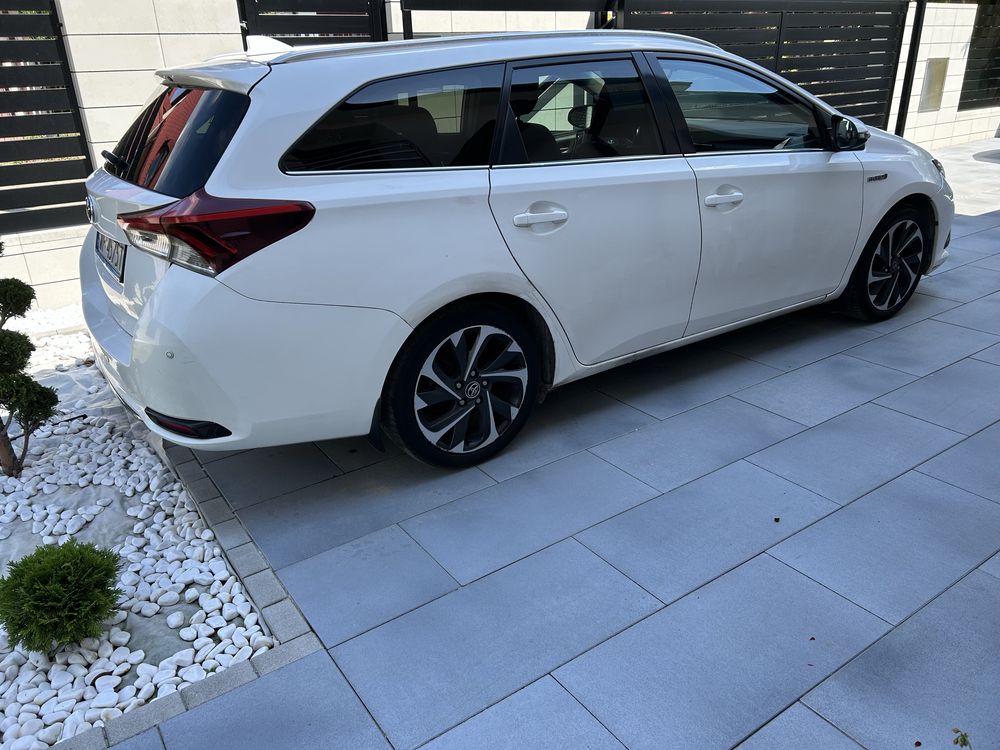 Toyota Auris 1.8 hybrid kombi