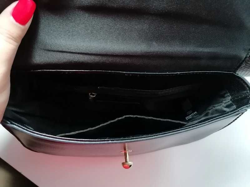 Mała półokrągła torebka ze zdobieniem