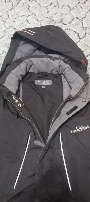 Продам лыжную куртку BISON