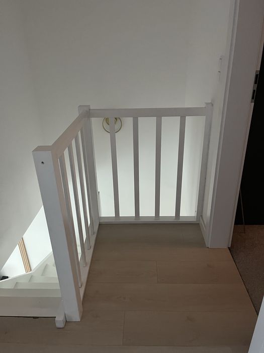 Schody drewniane białe