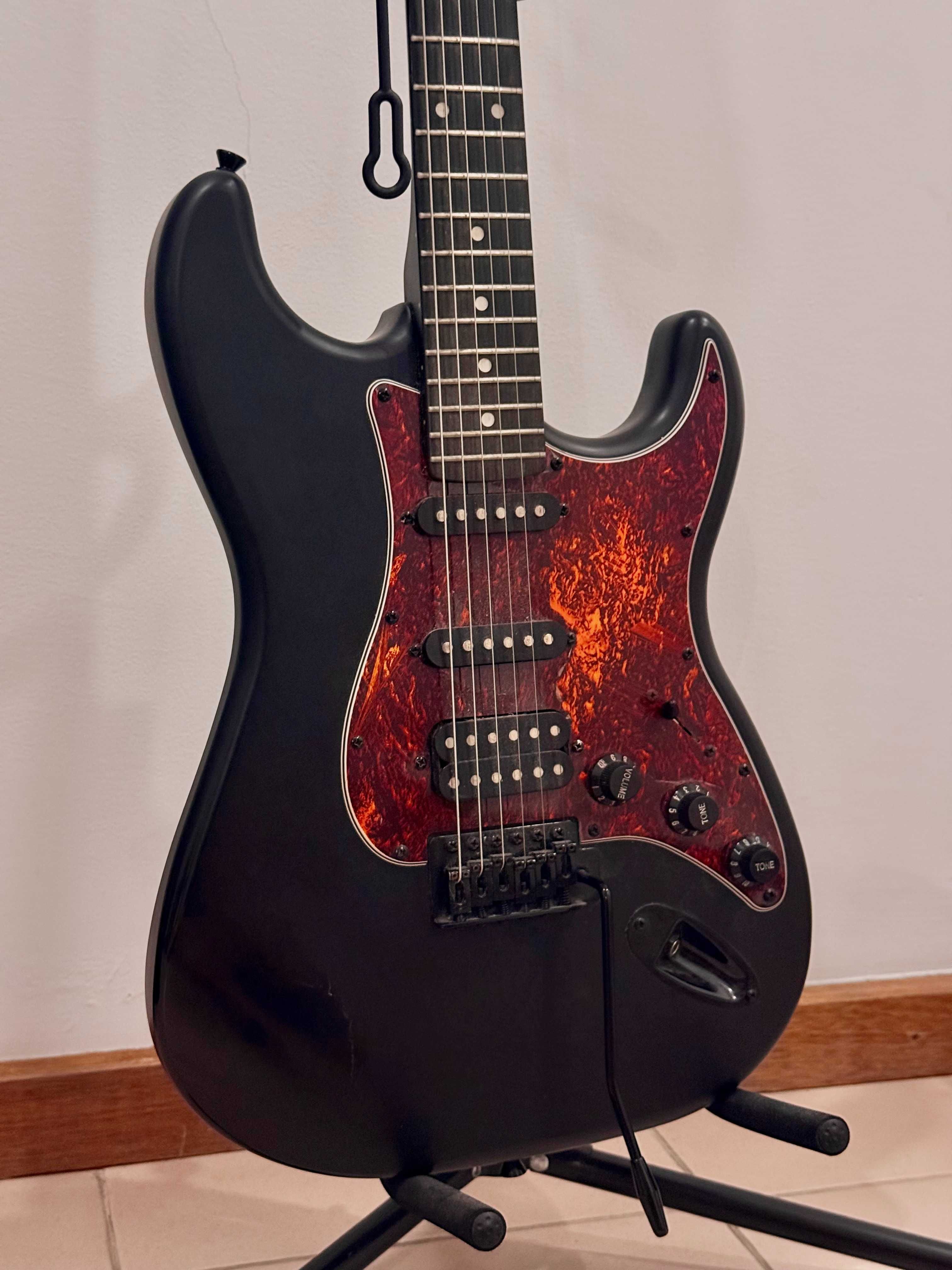 Guitarra Elétrica Harley Benton ST-20 - Perfeita para Iniciantes