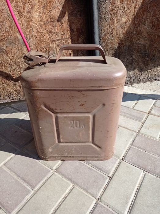 Каністри 5, 20 літрів сталь пластик.