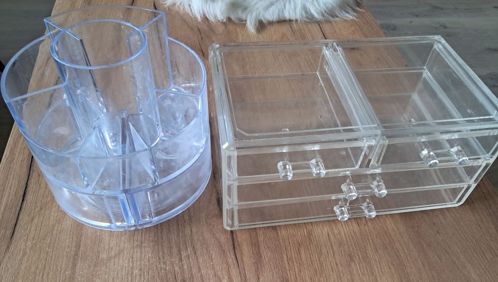 2 organizery na kosmetyki