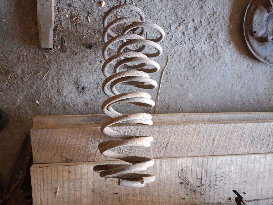 Двигун, пружини,щит заднього тормоза