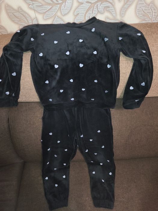 Продам теплый велюровый костюм на 3-4-5 лет 110