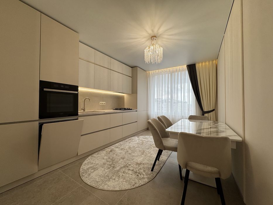 Центр міста, стильна 1.5 кімнатна з меблями та технікою – вид на гори!