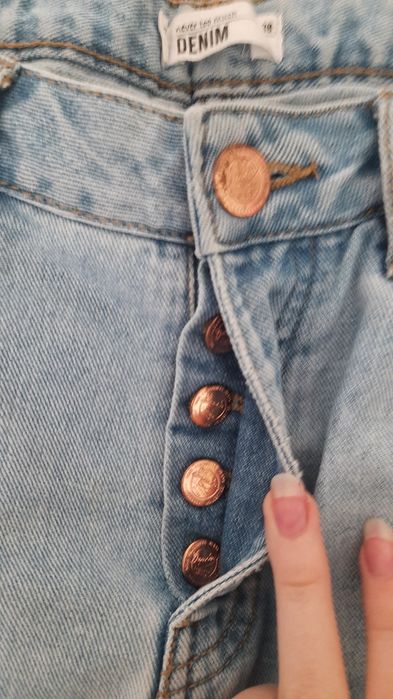 Jasne jeansy spodnie jeansowe o kroju mom fit w rozmiarze 38