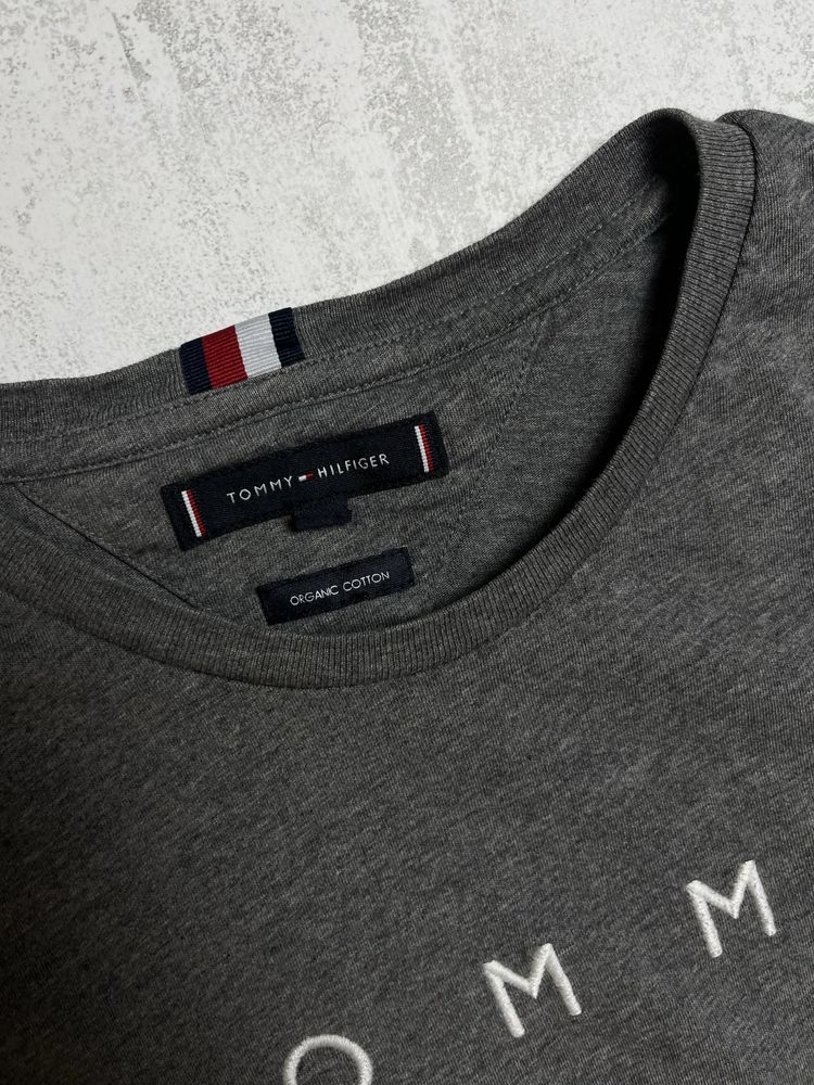 Сіра футболка Tommy Hilfiger із масивним брендингом