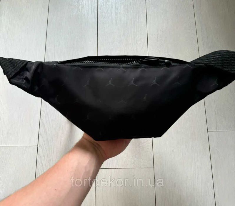 Сумка Nike Air Jordan Jacquard Crossbody у чорному кольорі.