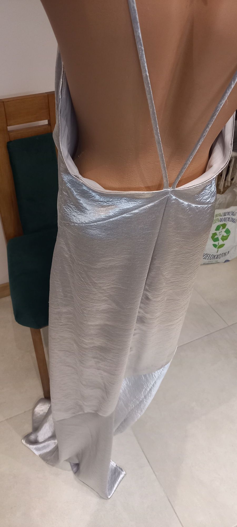 Sukienka satynowa srebrna, zjawiskowa sukienka maxi
