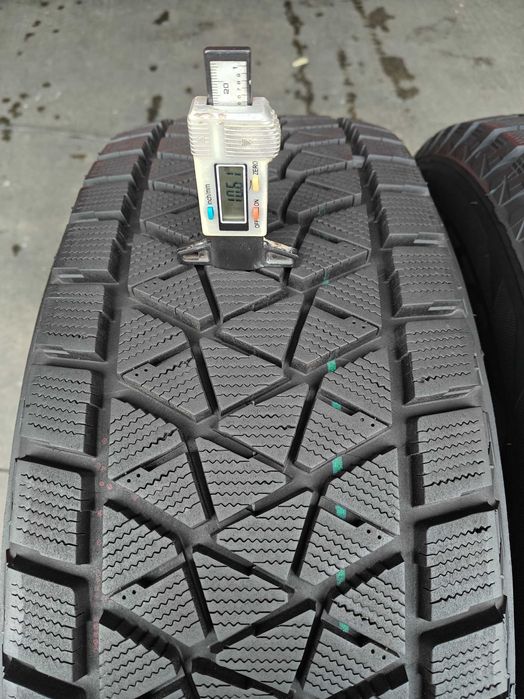 2шт R17 265 65 шини зимові Bridgestone Blizzak DM-V2 як нові 10+мм