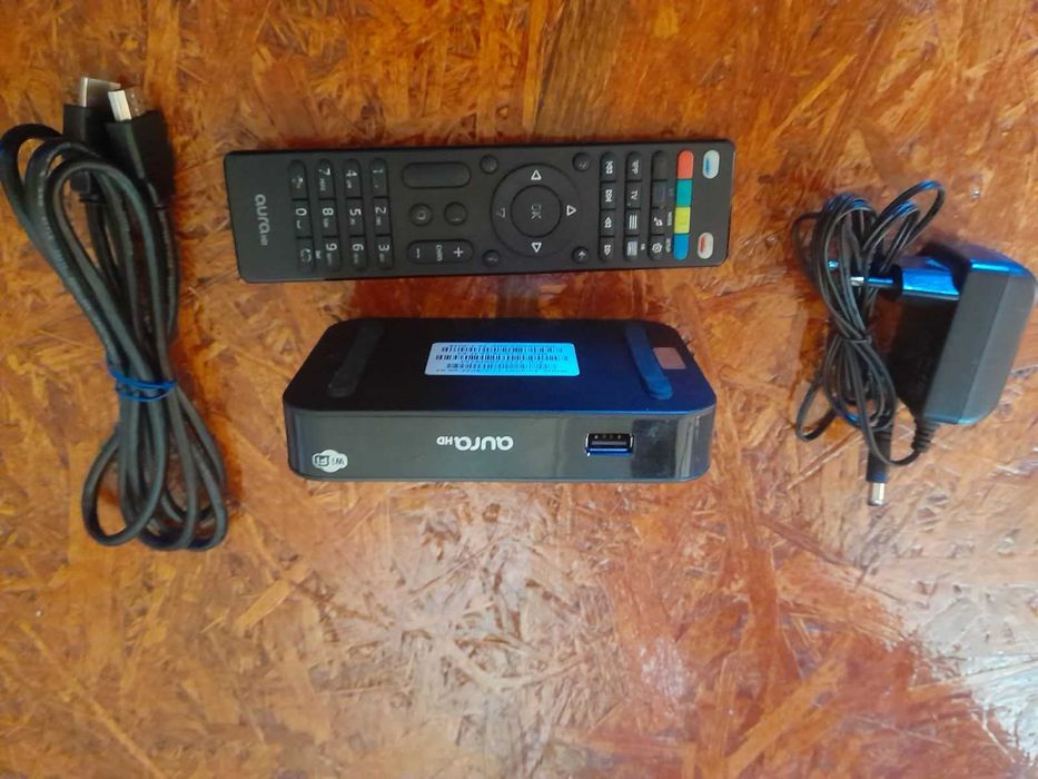Приставка смарт /Тюнер IPTV/OTV AURA HD + WiFi