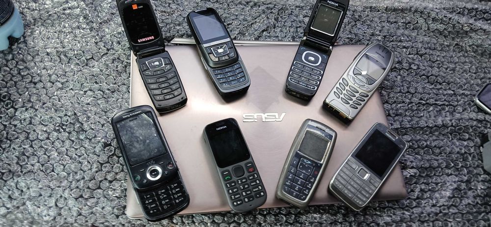 Sprzedam zestaw starych telefonów komórkowych, smartwatcha oraz laptop