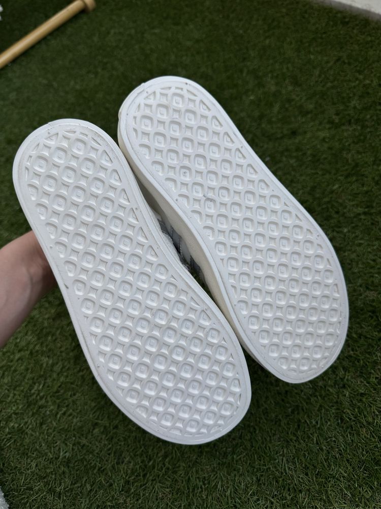 Białe sneakersy, rozmiar 38.