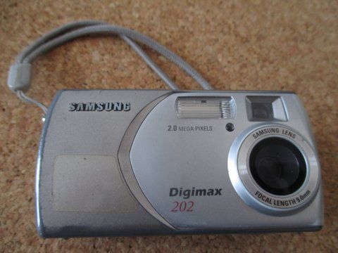 Canon PowerShot A70 3.2 Meg Pix+Câmera DigitalSamsung Digimax 202 2.0