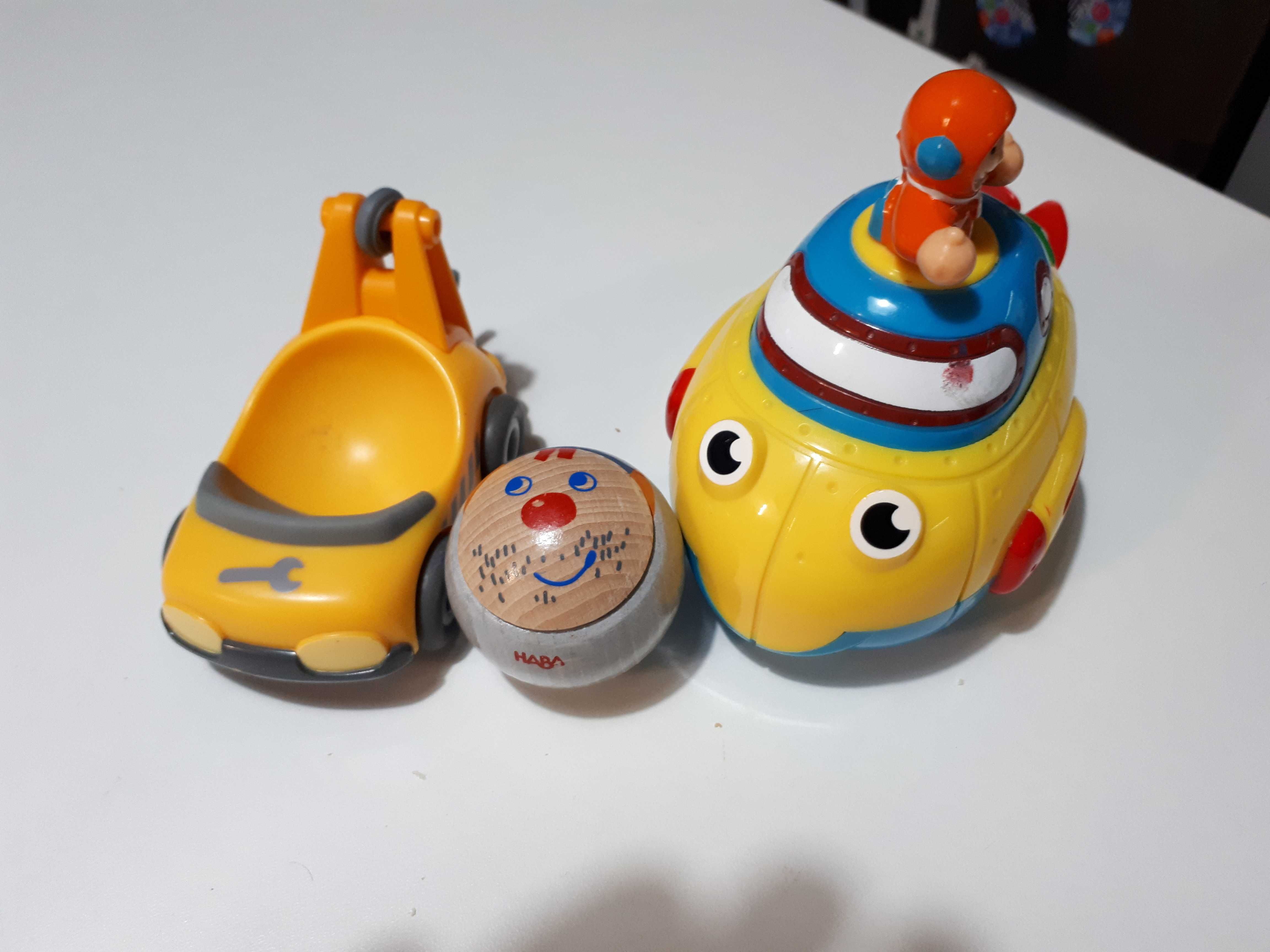 Dwie zabawki dla niemowlaków, łodka i samochód