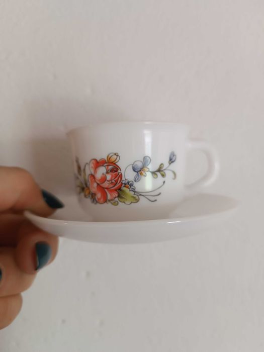 Conjunto de chávenas de café com flores