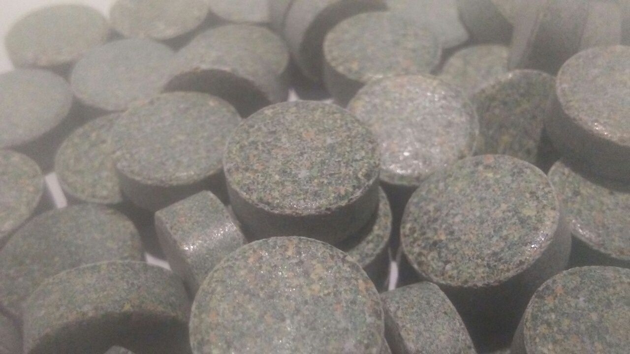 Tabletki ze spiruliną 20%, samoprzylepne