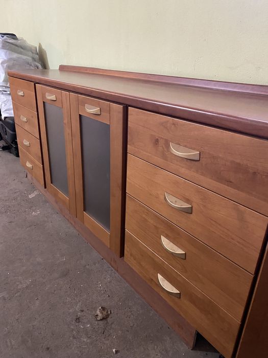 Комод с фасадом из дерева