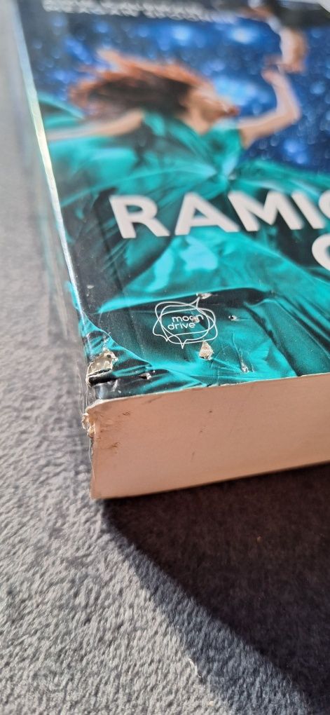 Książka "W ramionach gwiazd" Amie Kaufman i Meagan Spooner