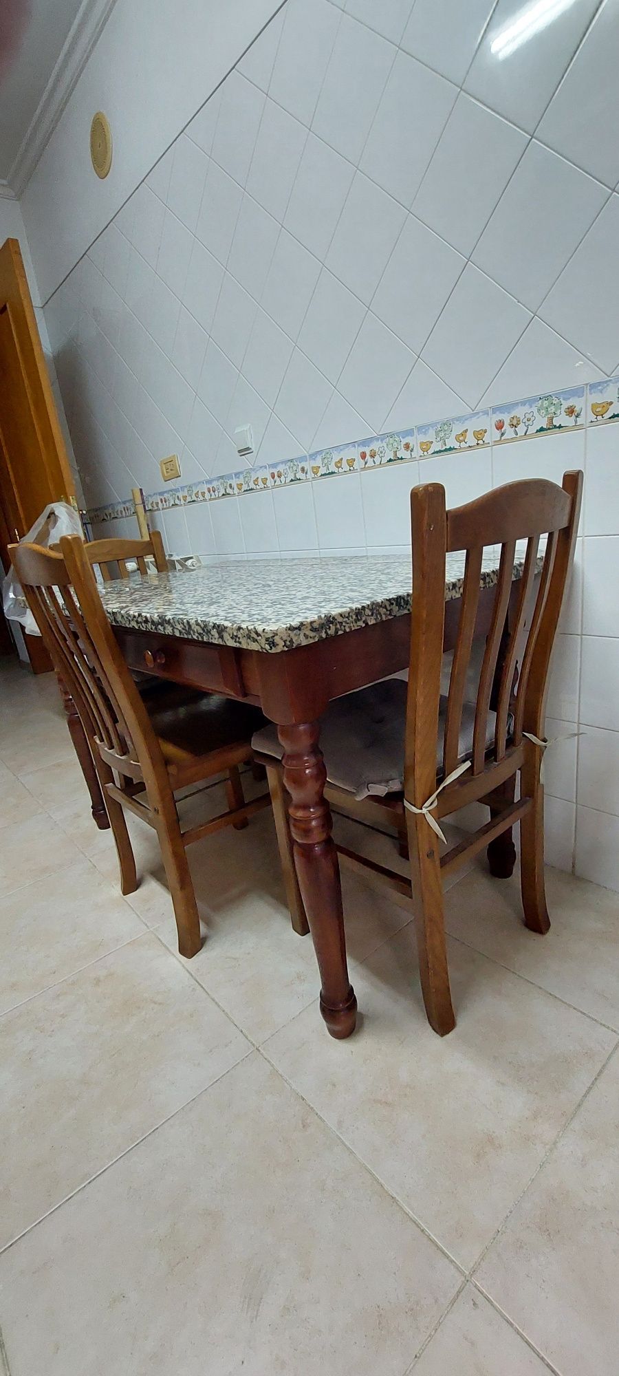 Mesa jantar/cozinha c/tampo em Granito + 4 cadeiras