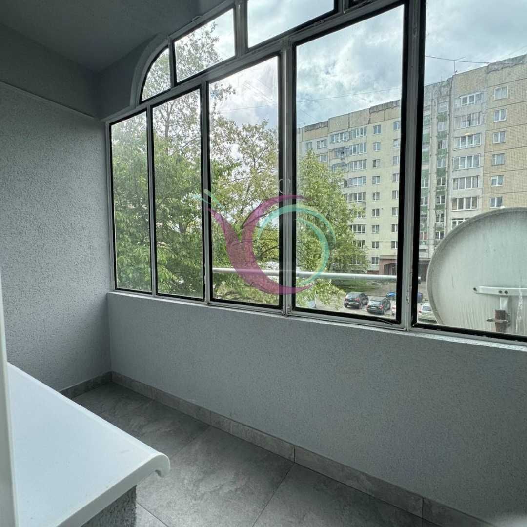 2-к. квартира з балконом, технікою та меблями за вул. Коломийська