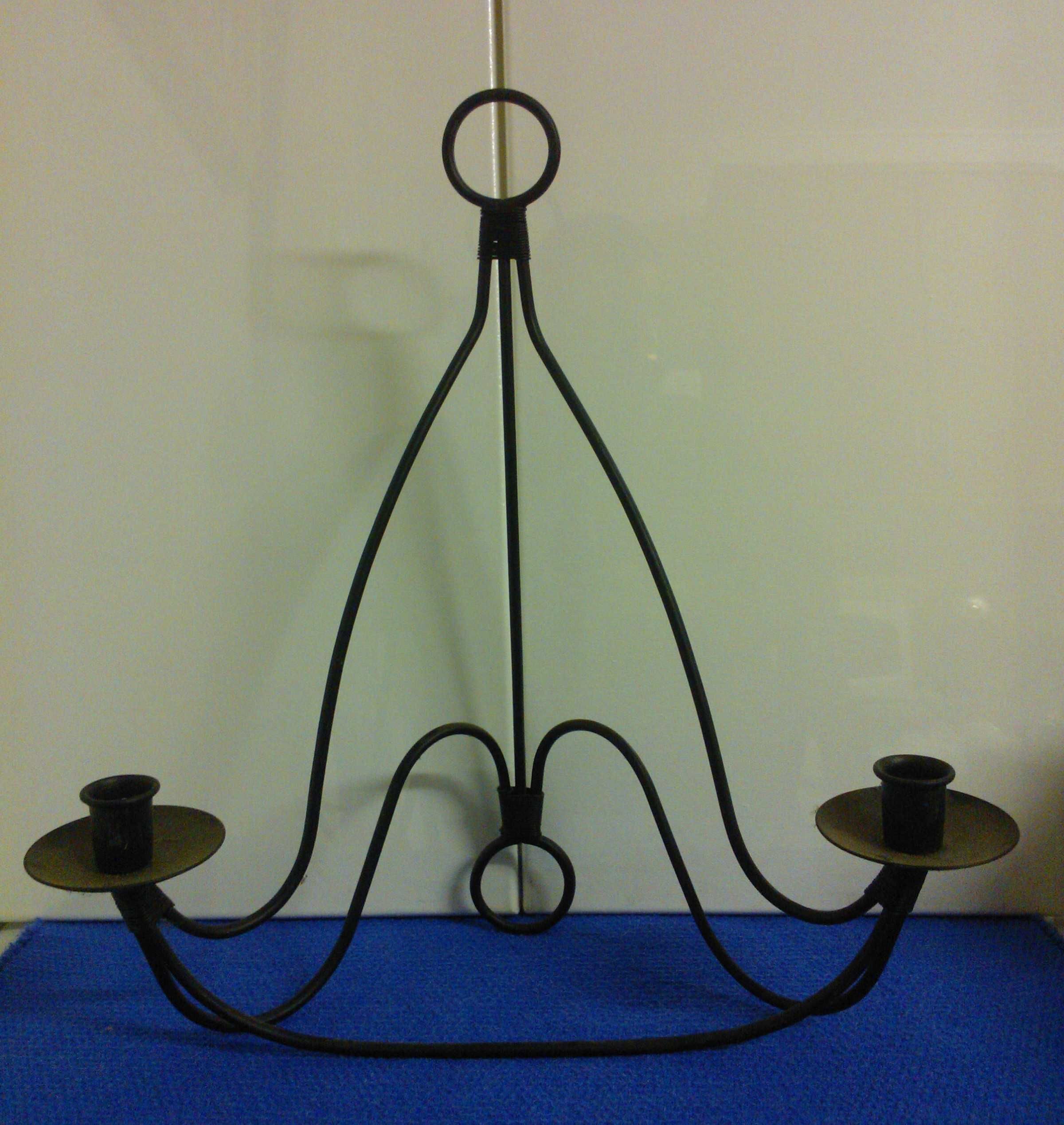 Par de apliques de parede, em ferro, para 2 velas, com 43x40 cm.