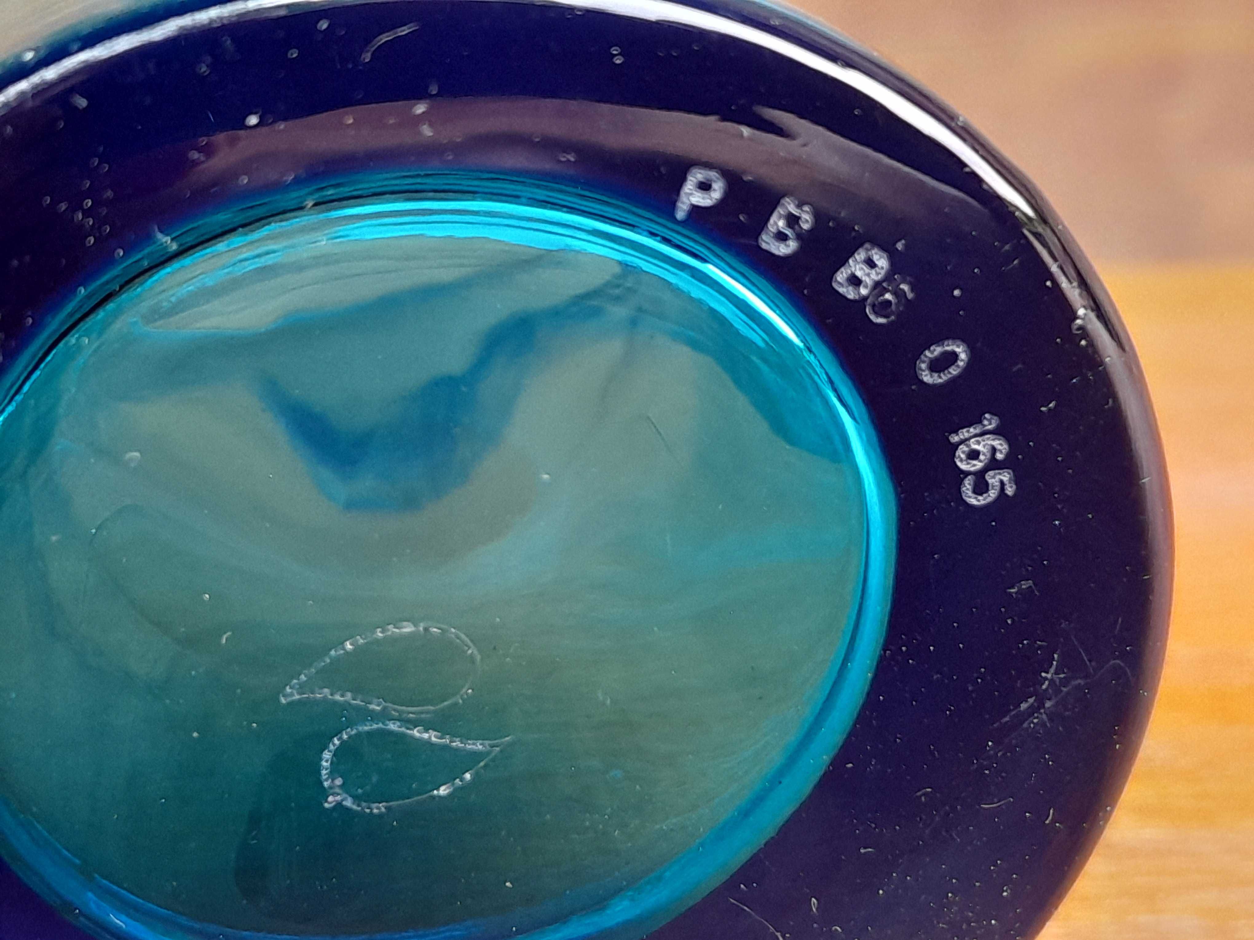 Stara używana niebieska kolekcjonerska szklanka Coca Cola