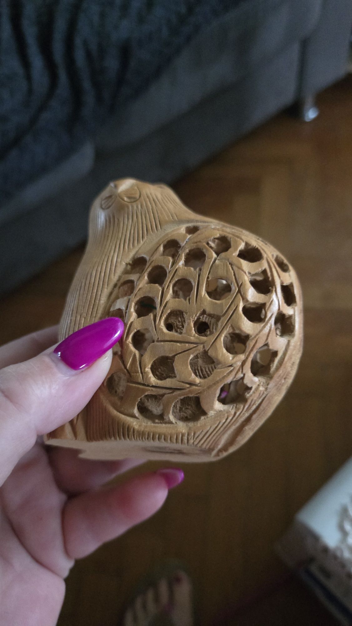 Figurka kota z drewna.