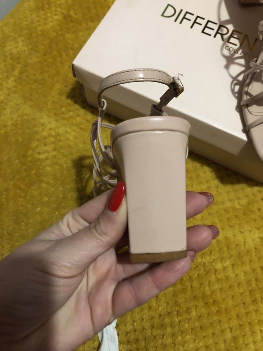 Sandálias em verniz Tam.40