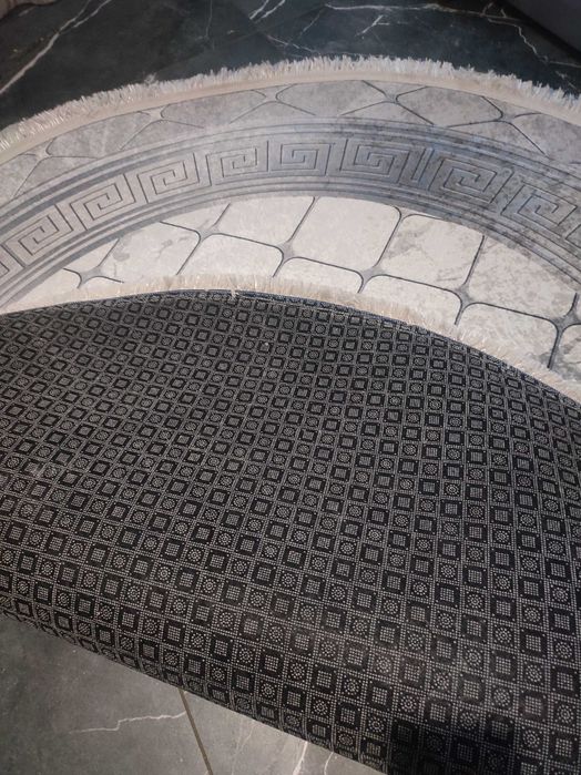 Круглий килим...