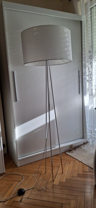 Biała lampa stojąca z salonu Agata stan bdb
