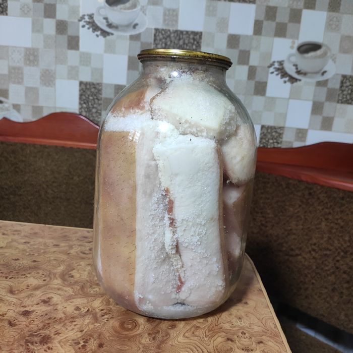 Сало в банках засолене