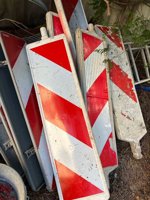 Znaki drogowe roboty drogowe ogranicznik skrajni