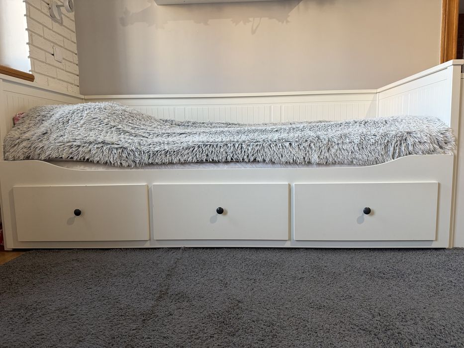 Sprzedam biale łóżko Ikea Hemnes wraz z materacami.