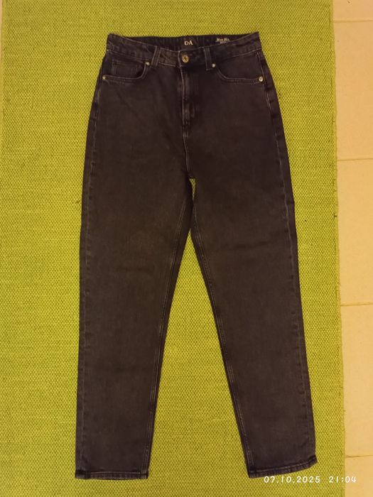 Calça de ganga preta feminina.