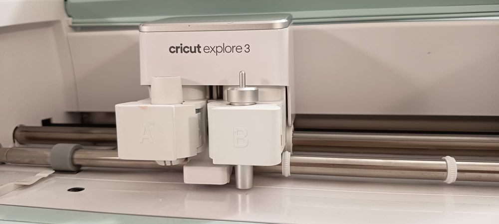 Cricut Explore 3 com diversos acessórios