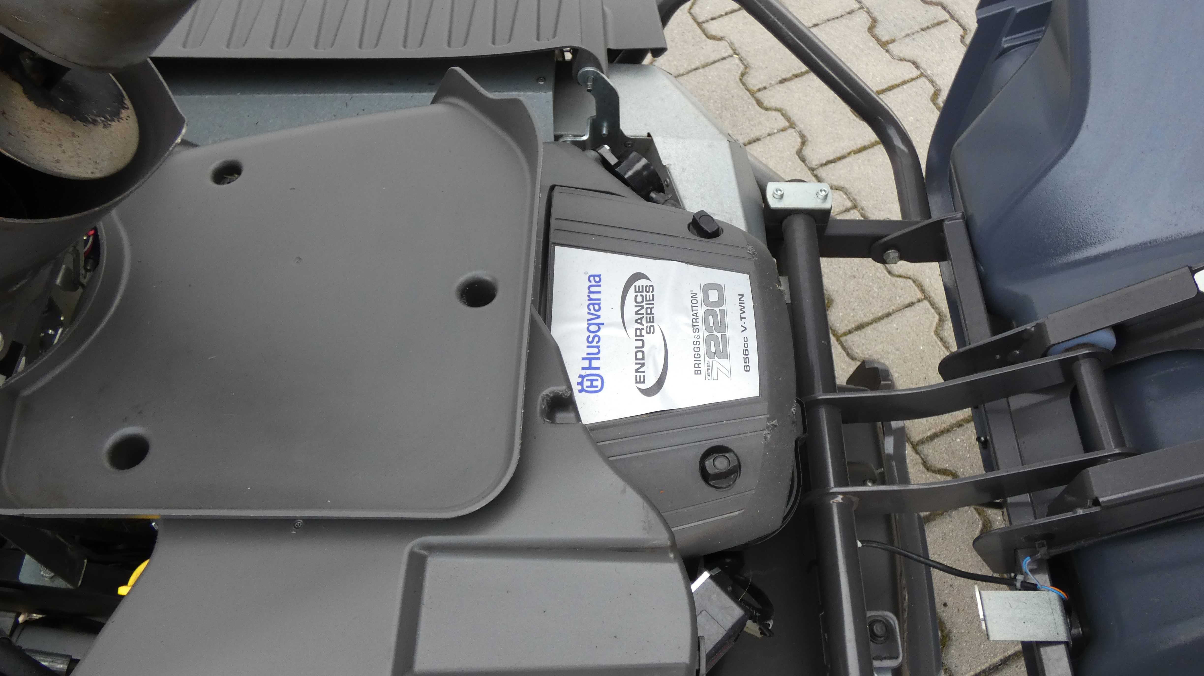Traktor kosiarka Husqvarna RC320Ts AWD B&S 2 Cylindry (050901.4) Baras