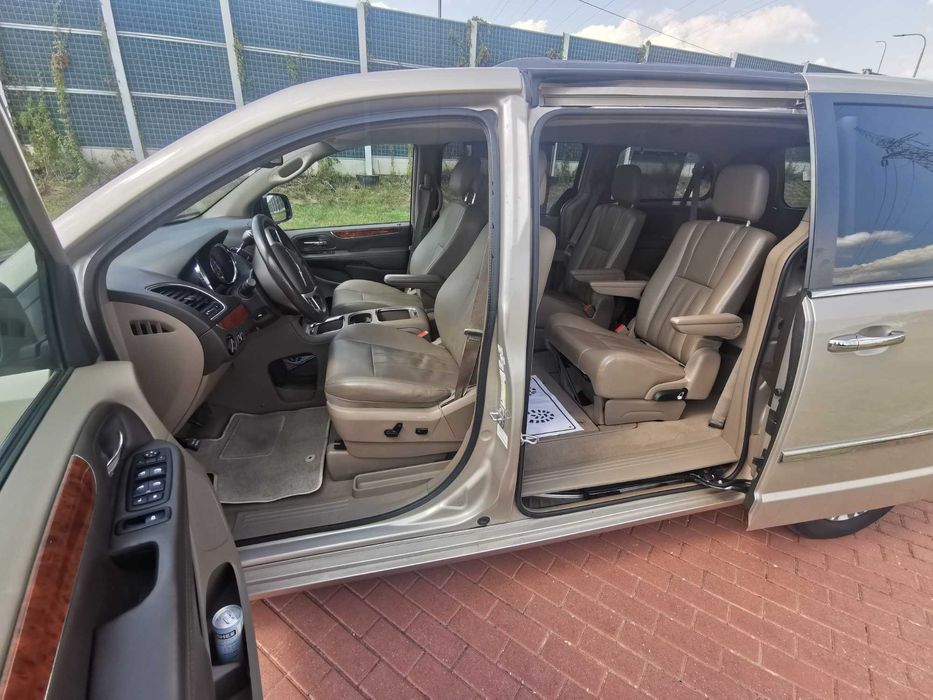2014 Chrysler Town & Country Touring L Złoty a skromny