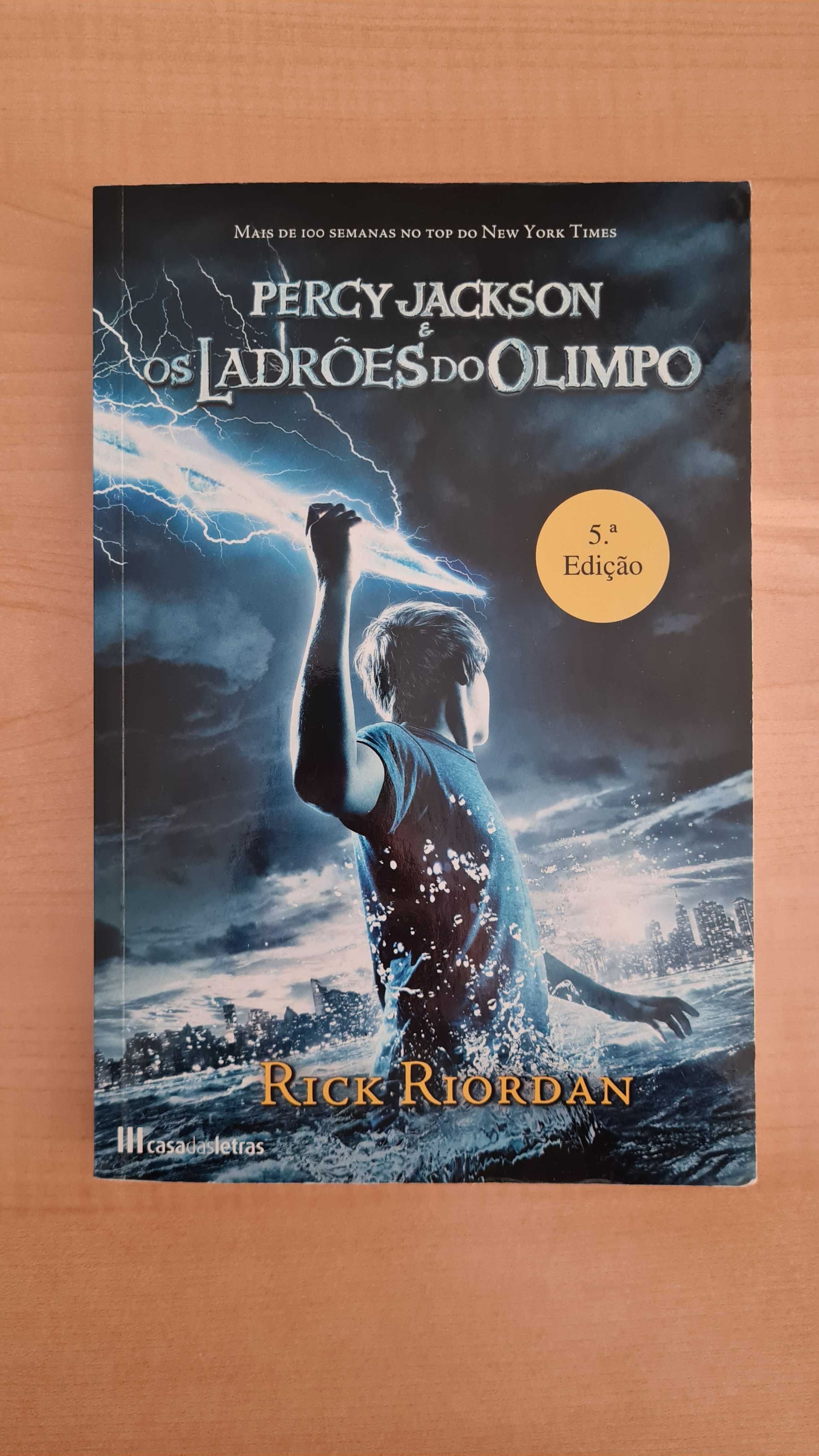 Livro "Percy Jackson e os Ladrões do Olimpo"