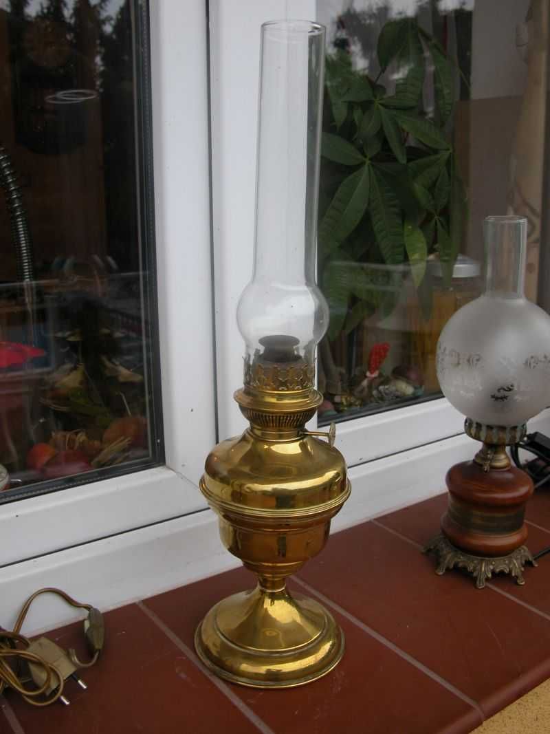 kolekcjonerska lampa naftowa w złotym kolorze z kloszem